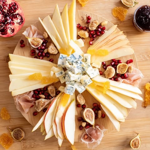 Vibrant Éclat d’Étoiles Planche de Noël, a festive Christmas charcuterie board with a delightful array of treats.